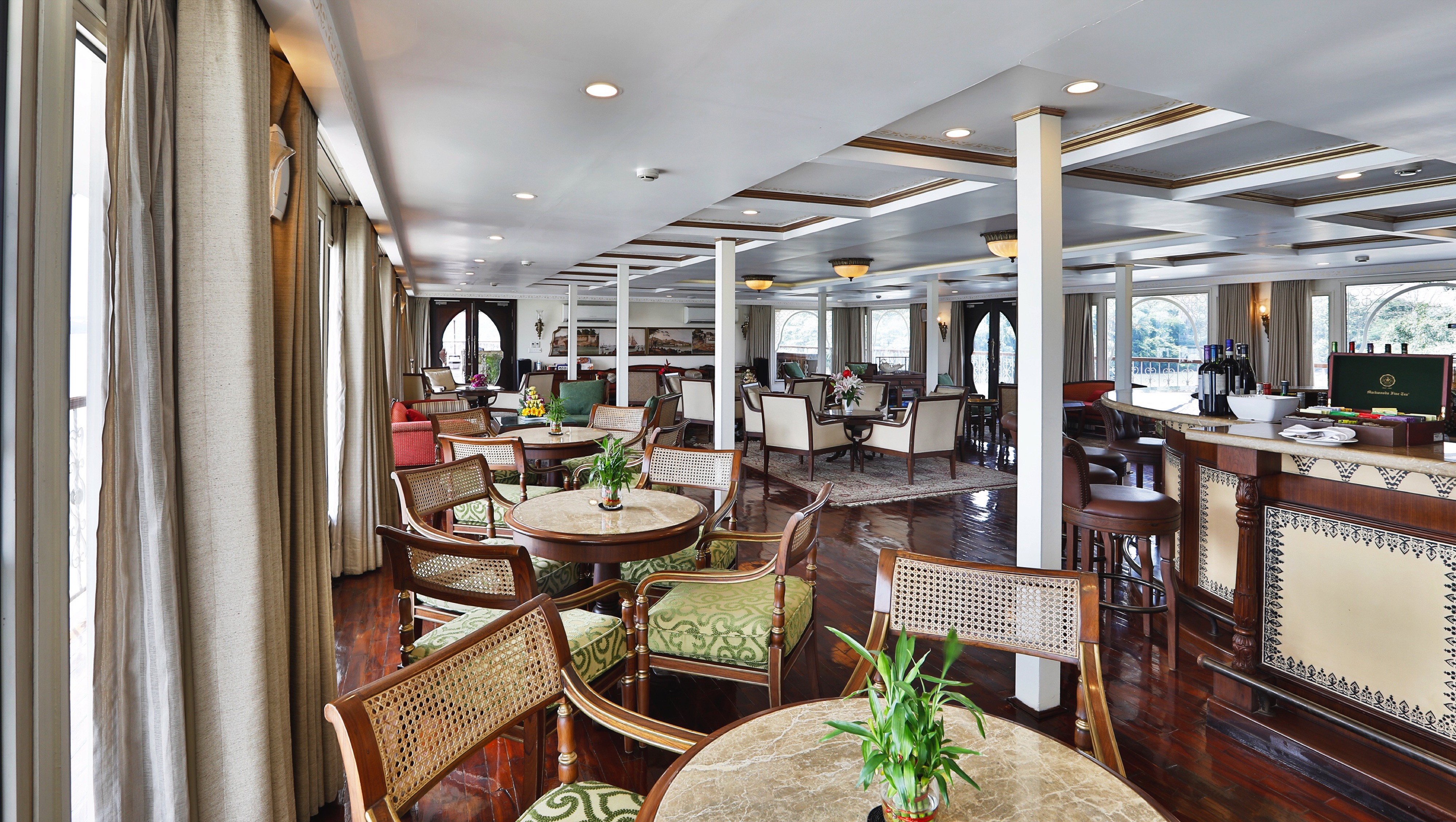 Lounge & Bar